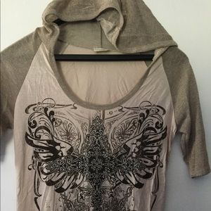 Hooded graphic short sleeve top.